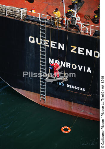 Oil tanker in front of Fos-sur-mer - © Guillaume Plisson / Plisson La Trinité / AA16949 - Photo Galleries - Oil tanker