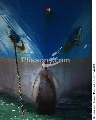 Oil tanker in front of Fos-sur-mer - © Guillaume Plisson / Plisson La Trinité / AA16951 - Photo Galleries - Bow