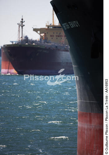 Oil tanker in front of Fos-sur-mer - © Guillaume Plisson / Plisson La Trinité / AA16953 - Photo Galleries - Bow