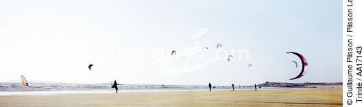 Kite surf sur la plage d'Erdeven - © Guillaume Plisson / Plisson La Trinité / AA17143 - Nos reportages photos - Erdeven