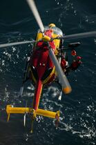 Dragon 29 rescue © Philip Plisson / Plisson La Trinité / AA17336 - Photo Galleries - Lifesaving at sea