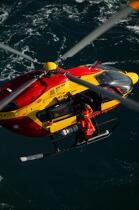 Dragon 29 rescue © Philip Plisson / Plisson La Trinité / AA17337 - Photo Galleries - Lifesaving at sea