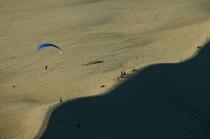 The Dune du Pilat. © Philip Plisson / Plisson La Trinité / AA17352 - Photo Galleries - Paraglider