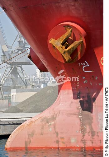 Cargo ship in Malaga harbour - © Philip Plisson / Plisson La Trinité / AA17673 - Photo Galleries - Bow