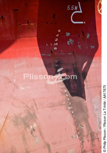 Cargo a quai dans le port de Malaga - © Philip Plisson / Plisson La Trinité / AA17675 - Nos reportages photos - Coque de bateau