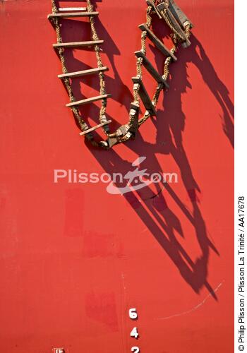 Cargo ship in Malaga harbour - © Philip Plisson / Plisson La Trinité / AA17678 - Photo Galleries - Hull of boat