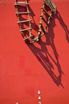 Cargo a quai dans le port de Malaga © Philip Plisson / Plisson La Trinité / AA17678 - Nos reportages photos - Coque de bateau