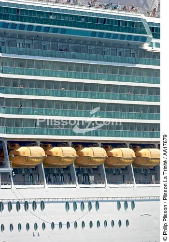 Cargo a quai dans le port de Malaga - © Philip Plisson / Plisson La Trinité / AA17679 - Nos reportages photos - Elément d'un bateau