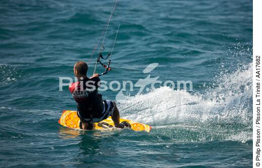Kitesurfing. - © Philip Plisson / Plisson La Trinité / AA17682 - Photo Galleries - Leisure