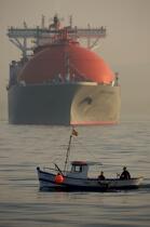Waiting into Algésiras bay. © Philip Plisson / Plisson La Trinité / AA17687 - Photo Galleries - Cargo ship carrying methane
