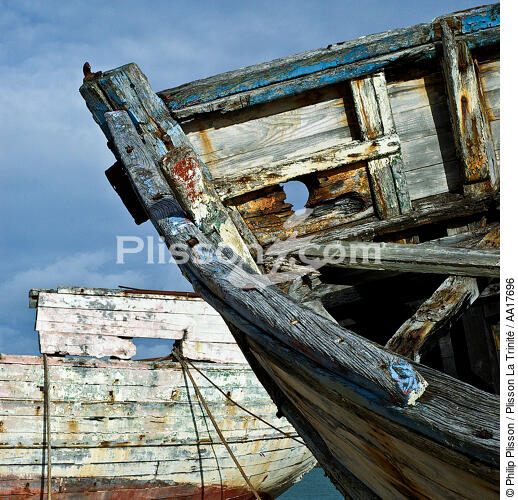 Epave de thonier à Plouhinec. - © Philip Plisson / Plisson La Trinité / AA17696 - Nos reportages photos - Coque de bateau