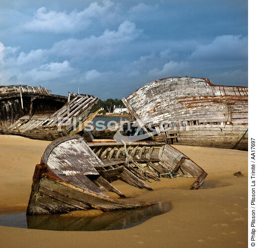 Epave de thonier à Plouhinec. - © Philip Plisson / Plisson La Trinité / AA17697 - Nos reportages photos - Coque de bateau