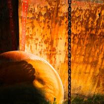 Bow rusty in the port of Piraeus. © Philip Plisson / Plisson La Trinité / AA17698 - Photo Galleries - Sea decoration