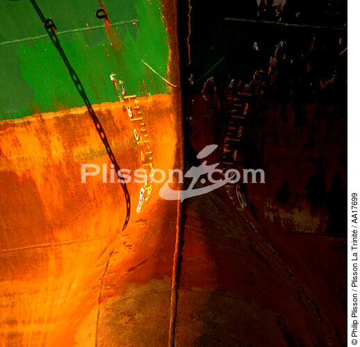 Bow rusty in the port of Piraeus. - © Philip Plisson / Plisson La Trinité / AA17699 - Photo Galleries - Hull of boat