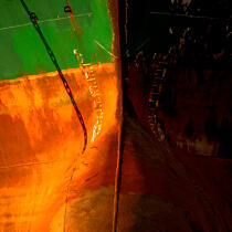 Etrave rouillée dans le port du Pirée. © Philip Plisson / Plisson La Trinité / AA17699 - Nos reportages photos - Coque de bateau