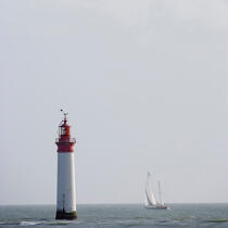 Le phare de Chauveau devant l'île de Ré. © Guillaume Plisson / Plisson La Trinité / AA17718 - Nos reportages photos - Monocoque de plaisance/croisière