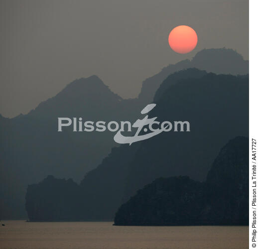Along bay. - © Philip Plisson / Plisson La Trinité / AA17727 - Photo Galleries - Site of interest [Vietnam]
