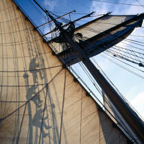 In the sails of the Esmeralda. © Philip Plisson / Plisson La Trinité / AA17743 - Photo Galleries - Sea decoration
