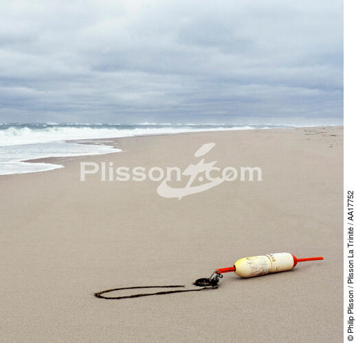 Bouée échouée sur une plage de Cape Cod. - © Philip Plisson / Plisson La Trinité / AA17752 - Nos reportages photos - Etats-Unis