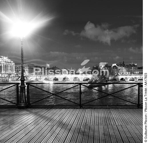 The Pont des Arts in Paris. - © Guillaume Plisson / Plisson La Trinité / AA17823 - Photo Galleries - Paris
