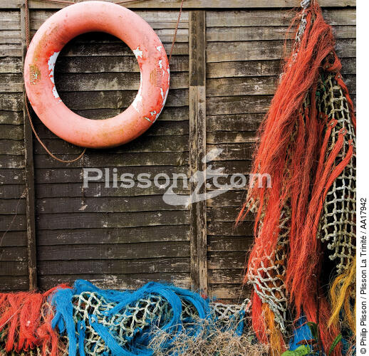 Tableau de pêche. - © Philip Plisson / Plisson La Trinité / AA17942 - Nos reportages photos - Bouée couronne