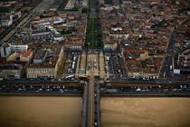 Le pont de Pierre et la place de Stalingrad à Bordeaux. © Philip Plisson / Plisson La Trinité / AA18166 - Nos reportages photos - La Garonne