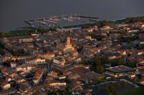 Pauillac in Gironde. © Philip Plisson / Plisson La Trinité / AA18185 - Photo Galleries - Town [33]