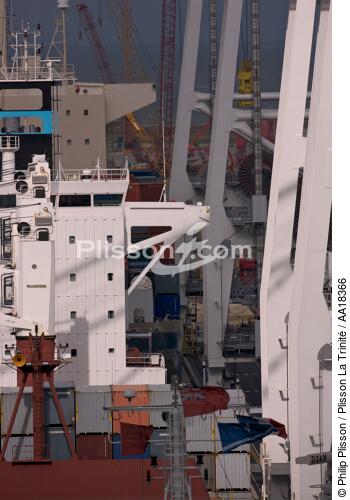 Container ship in Le Havre. - © Philip Plisson / Plisson La Trinité / AA18366 - Photo Galleries - Havre [The]