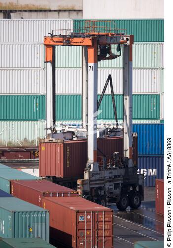 Conteneurs dans le port du Havre. - © Philip Plisson / Plisson La Trinité / AA18369 - Nos reportages photos - Le CMA CGM Marco Polo