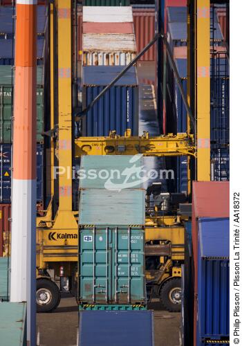 Conteneurs dans le port du Havre. - © Philip Plisson / Plisson La Trinité / AA18372 - Nos reportages photos - Porte-conteneurs