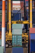 Conteneurs dans le port du Havre. © Philip Plisson / Plisson La Trinité / AA18372 - Nos reportages photos - Porte-conteneurs