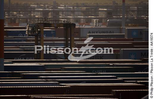 Conteneurs dans le port du Havre. - © Philip Plisson / Plisson La Trinité / AA18374 - Nos reportages photos - Porte-conteneurs