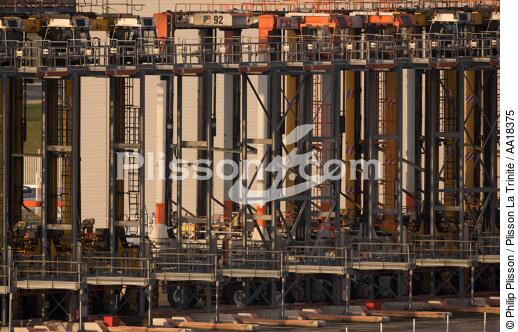 Containers in the port of Le Havre. - © Philip Plisson / Plisson La Trinité / AA18375 - Photo Galleries - CMA CGM Marco Polo