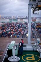 Porte Conteneur dans le port du Havre. © Philip Plisson / Plisson La Trinité / AA18380 - Nos reportages photos - Porte-conteneurs, la démesure