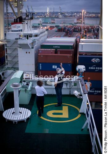 Porte Conteneur dans le port du Havre. - © Philip Plisson / Plisson La Trinité / AA18381 - Nos reportages photos - Porte-conteneurs, la démesure