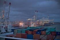 Porte Conteneur dans le port du Havre. © Philip Plisson / Plisson La Trinité / AA18382 - Nos reportages photos - Seine Maritime