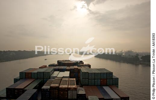 Container ship in Hamburg - © Philip Plisson / Plisson La Trinité / AA18393 - Photo Galleries - CMA CGM Marco Polo