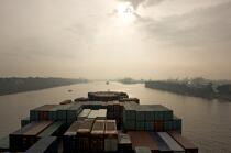 Porte-conteneur dans le port d' Hambourg. © Philip Plisson / Plisson La Trinité / AA18393 - Nos reportages photos - Ville [D]