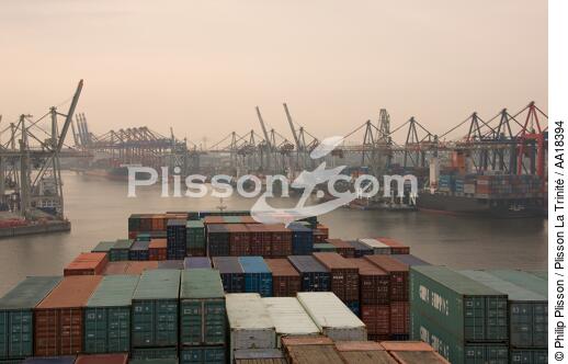Porte-conteneur dans le port d' Hambourg. - © Philip Plisson / Plisson La Trinité / AA18394 - Nos reportages photos - Le CMA CGM Marco Polo