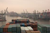 Porte-conteneur dans le port d' Hambourg. © Philip Plisson / Plisson La Trinité / AA18394 - Nos reportages photos - Le CMA CGM Marco Polo