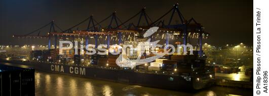 Porte-conteneur dans le port d' Hambourg. - © Philip Plisson / Plisson La Trinité / AA18396 - Nos reportages photos - Le CMA CGM Marco Polo