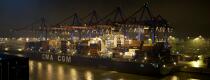 Porte-conteneur dans le port d' Hambourg. © Philip Plisson / Plisson La Trinité / AA18396 - Nos reportages photos - Le CMA CGM Marco Polo