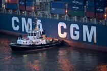 Porte-conteneur dans le port d' Hambourg. © Philip Plisson / Plisson La Trinité / AA18397 - Nos reportages photos - Le CMA CGM Marco Polo
