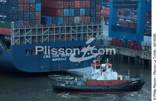 Porte-conteneur dans le port d' Hambourg. - © Philip Plisson / Plisson La Trinité / AA18399 - Nos reportages photos - Le CMA CGM Marco Polo