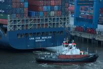 Porte-conteneur dans le port d' Hambourg. © Philip Plisson / Plisson La Trinité / AA18399 - Nos reportages photos - Porte-conteneurs, la démesure