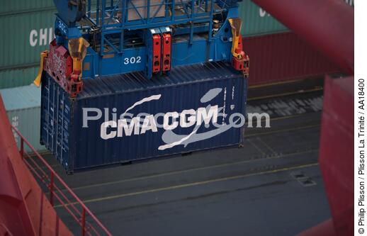 Porte-conteneur dans le port d' Hambourg. - © Philip Plisson / Plisson La Trinité / AA18400 - Nos reportages photos - Le CMA CGM Marco Polo