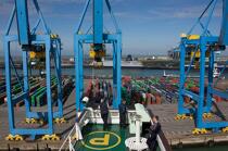 Dans le port de Zeebrugge en Belgique. © Philip Plisson / Plisson La Trinité / AA18420 - Nos reportages photos - Porte-conteneurs