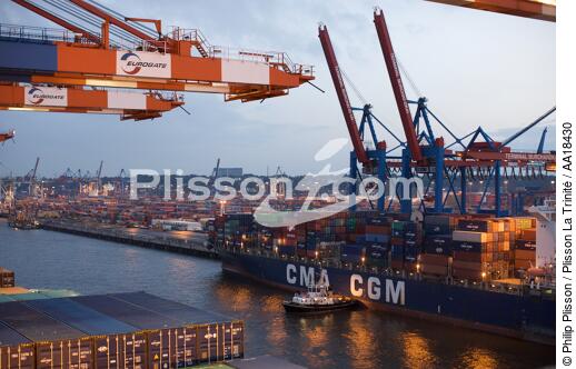 Dans le port de Hambourg. - © Philip Plisson / Plisson La Trinité / AA18430 - Nos reportages photos - Le CMA CGM Marco Polo
