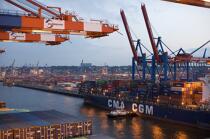 In the port of Hamburg. © Philip Plisson / Plisson La Trinité / AA18430 - Photo Galleries - Containership