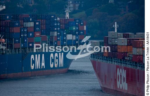 Dans le port de Hambourg. - © Philip Plisson / Plisson La Trinité / AA18431 - Nos reportages photos - Le CMA CGM Marco Polo